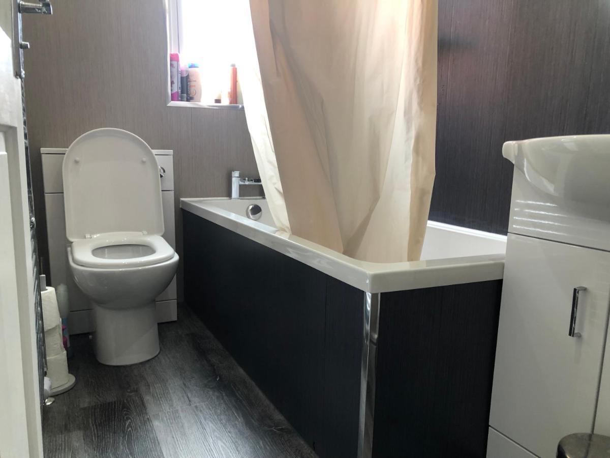Captivating 2-Bed Apartment In Kirkcaldy Eksteriør billede